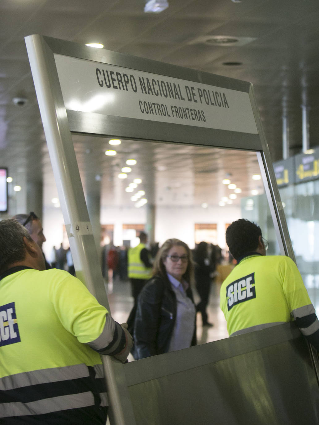 Pasajeros en el aeropuerto de Manises con mascarillas. 