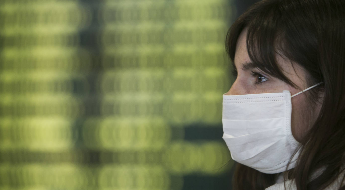 Pasajeros en el aeropuerto de Manises con mascarillas. 