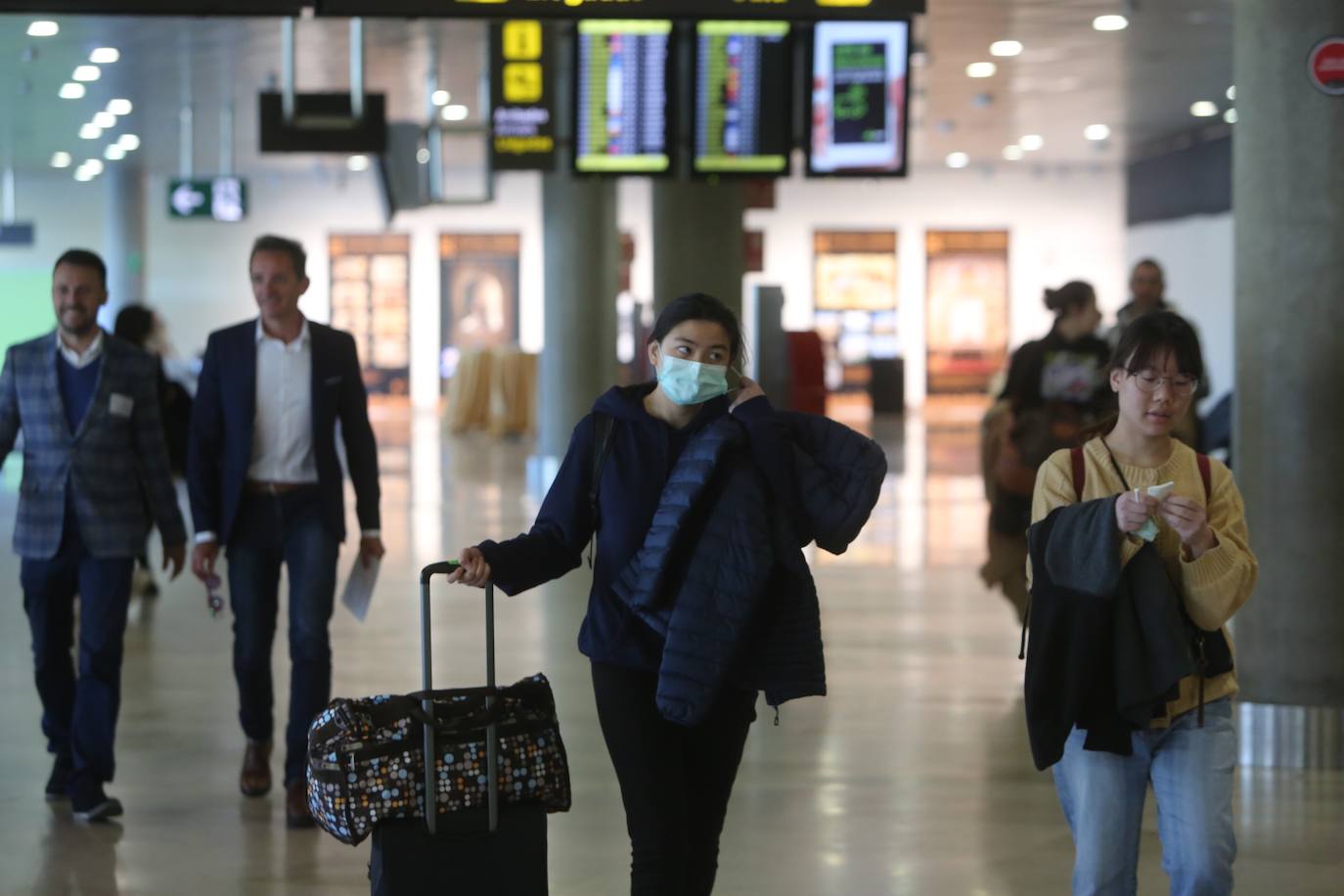 Pasajeros en el aeropuerto de Manises con mascarillas. 