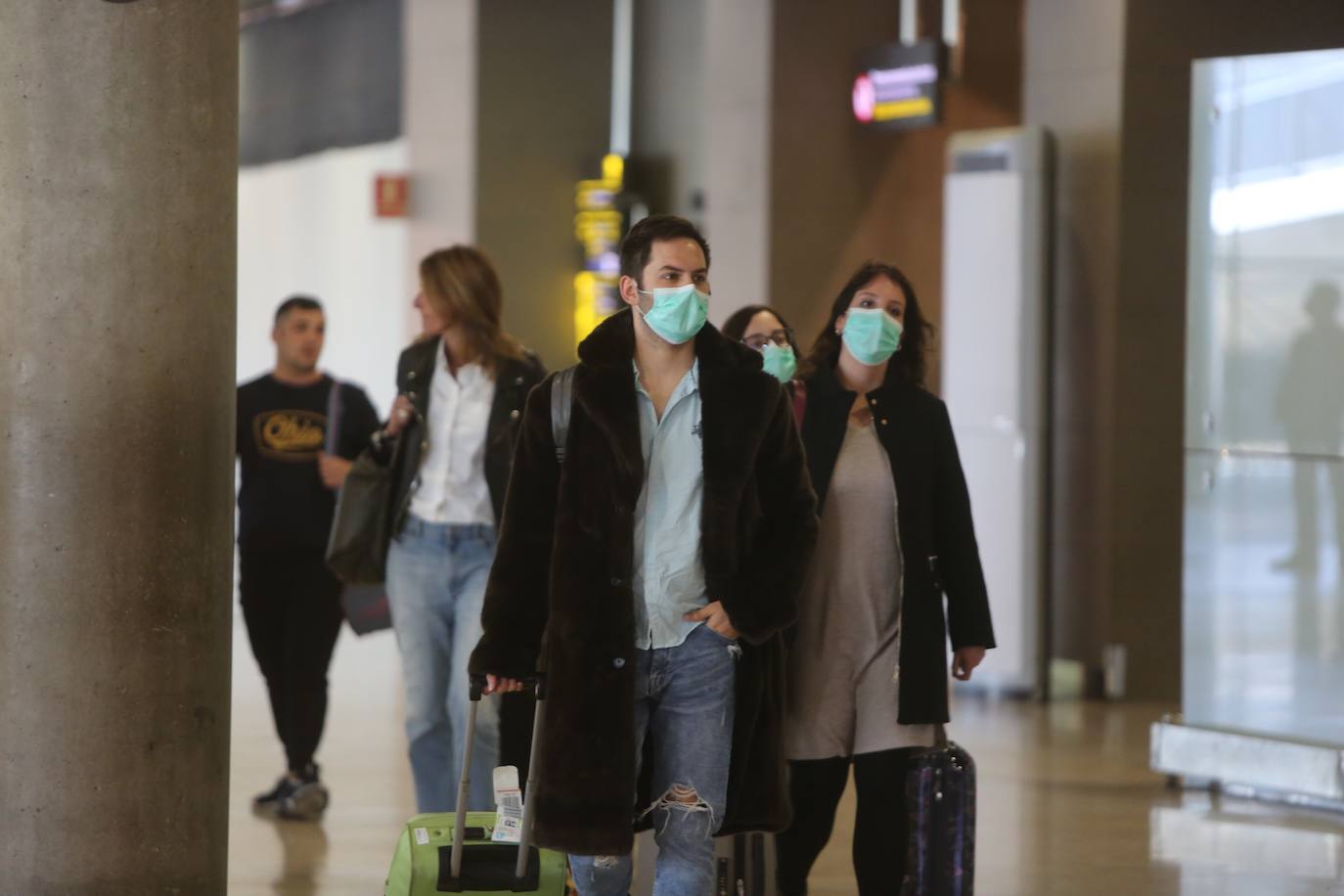 Pasajeros en el aeropuerto de Manises con mascarillas. 