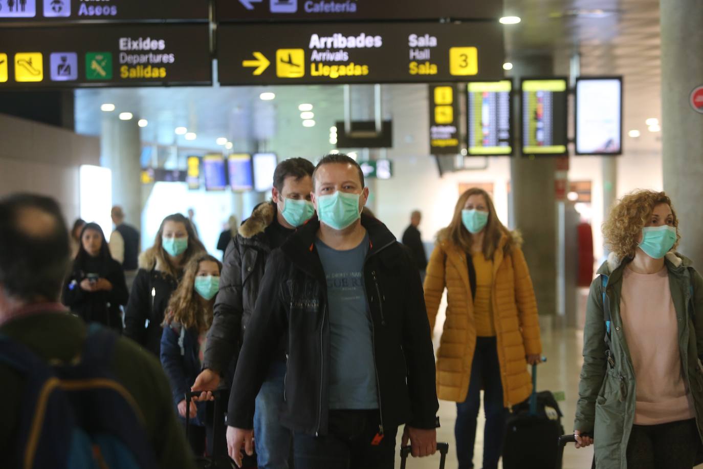 Pasajeros en el aeropuerto de Manises con mascarillas. 