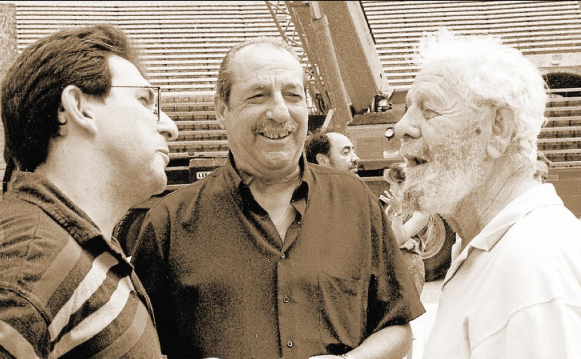 El director, en la plaza de toros de Valencia junto al humorista Tip y un sobrino de este que acudieron a visitarle durante el rodaje de la serie Blasco Ibáñez.