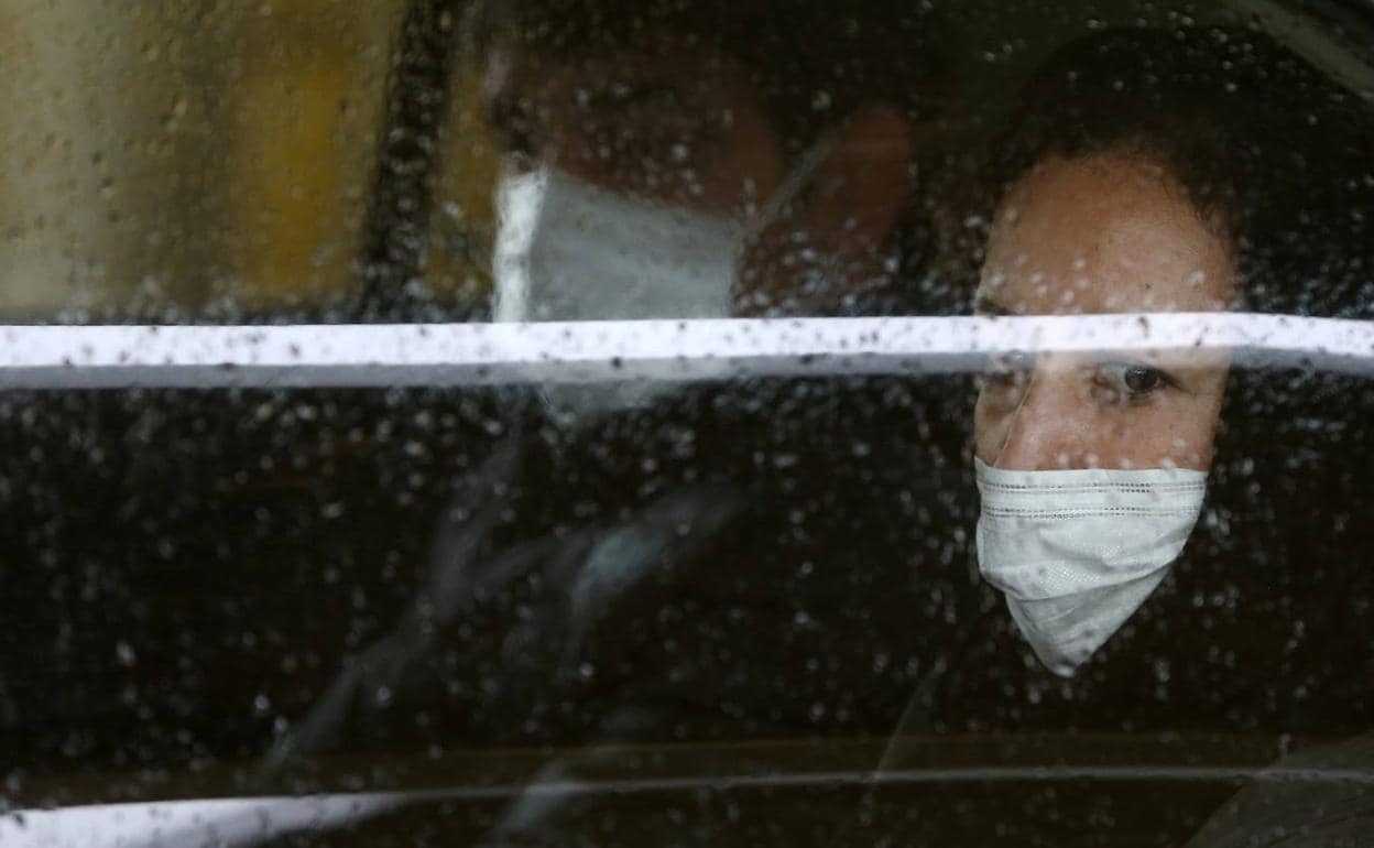 Una mujer con mascarilla en la capital de Irán, Teherán.