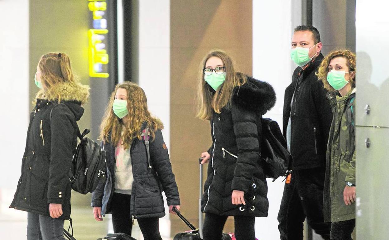 Pasajeros procedentes de Venecia este martes tras acceder al área de llegadas del aeropuerto de Valencia. 