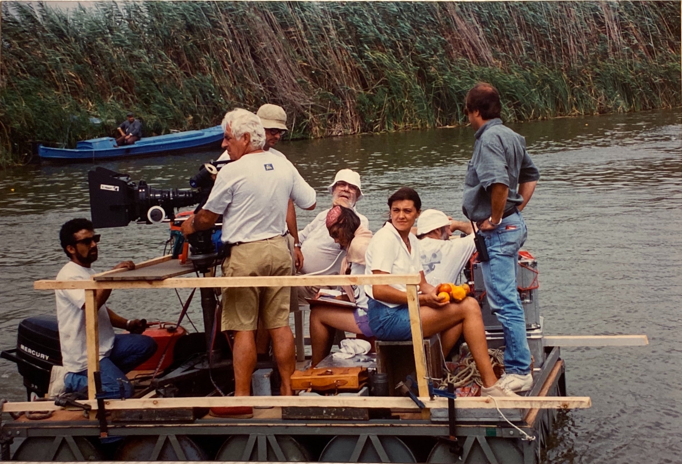 El cineasta junto a miembros del equipo de rodaje de la serie 'Blasco Ibáñez. La novela de su vida', en la Albufera.