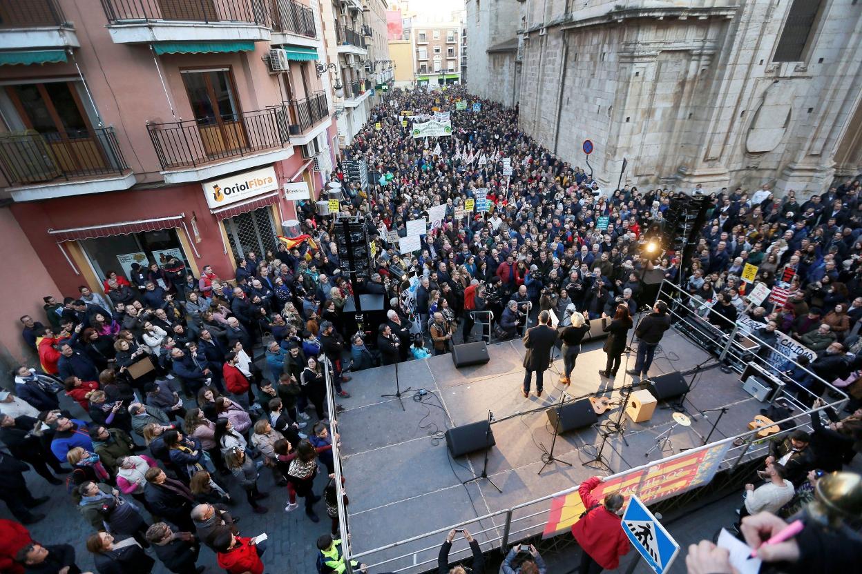 Manifestación en Orihuela contra la ley que discrimina el castellano. efe