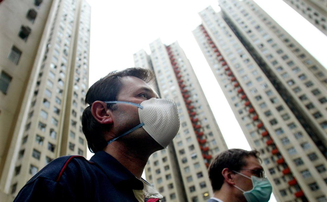 Gente paseando con mascarilla en Hong Kong. 