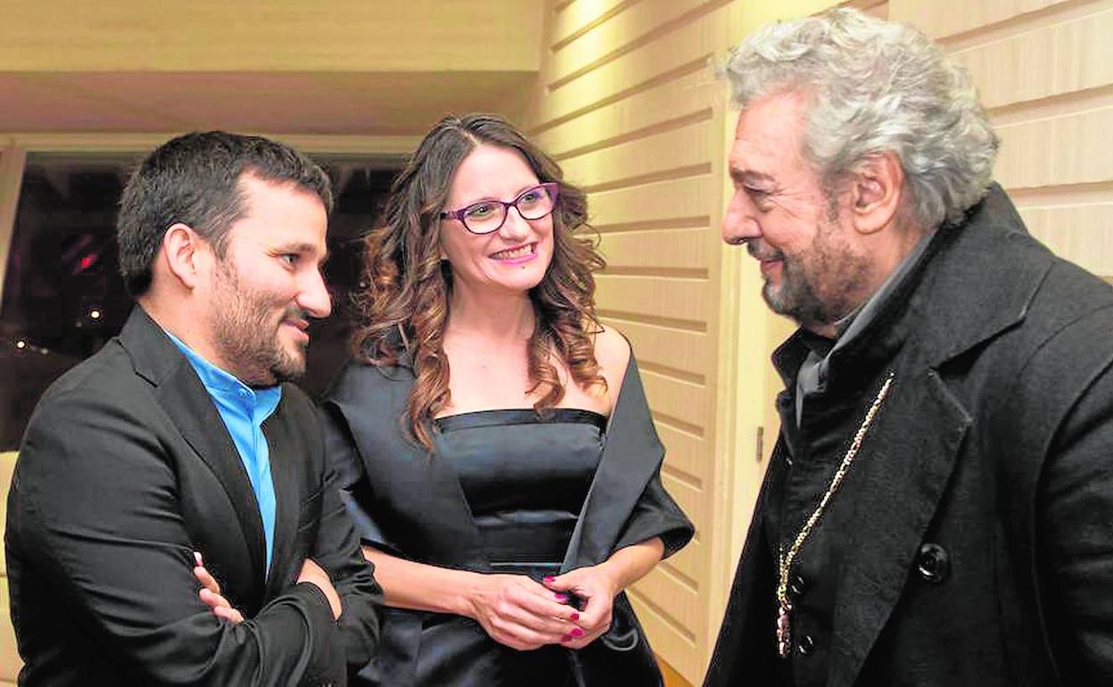 El conseller Vicent Marzà y la vicepresidenta Mónica Oltra con Plácido Domingo en un descanso de 'Don Carlo' representada en Les Arts en 2017. 
