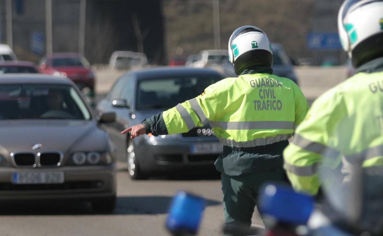 Un agente de Tráfico solicita parar a un conductor.