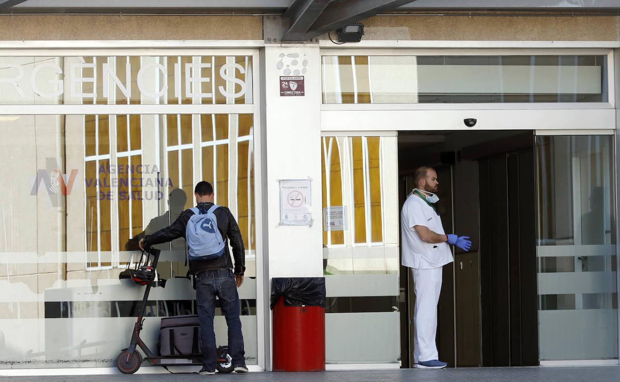 Personal sanitario en uno de los accesos al hospital Peset de Valencia.