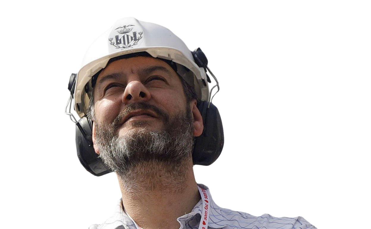 El concejal Carlos Galiana, con un casco en una mascletà.