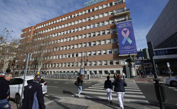 Goteo de pacientes en el Clínico para descartar la posible infección por coronavirus