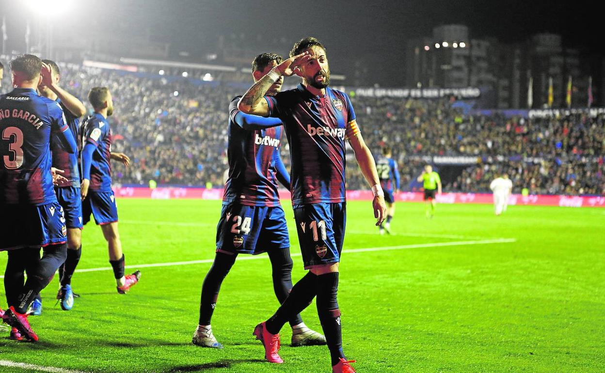 José Luis Morales celebra su gol ante el Real Madrid en el Ciutat de València.