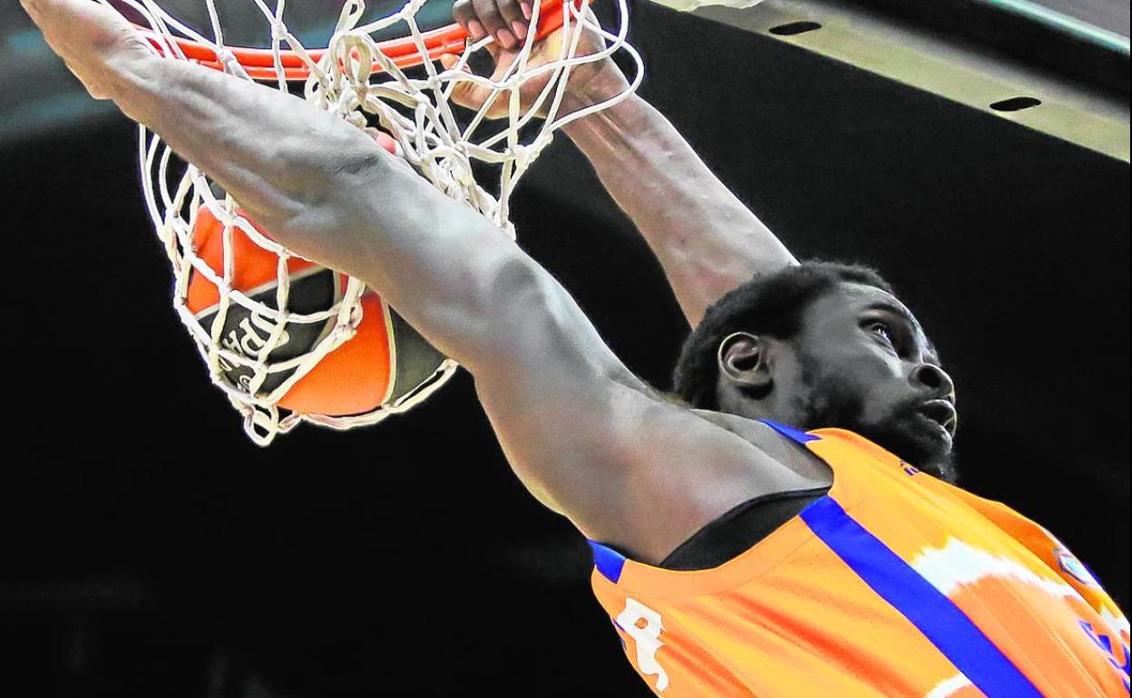 Maurice Ndour, durante el partido contra el Maccabi Tel Avi disputado la semana pasada en la Fonteta.