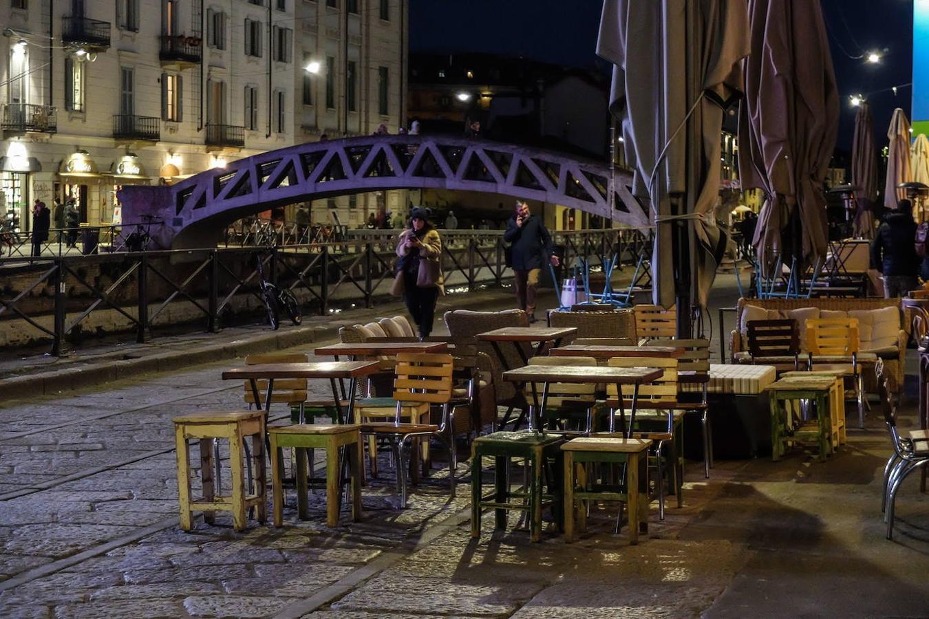 Bares y calles vacías en el área de Navigli, una de las áreas de la vida nocturna de Milán.