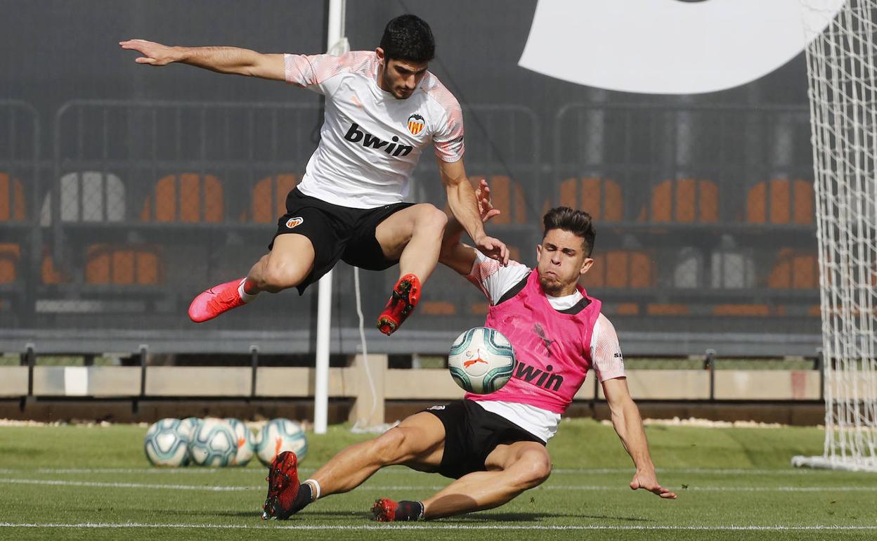 Guedes y Paulista, durante el entrenamiento de ayer en Paterna