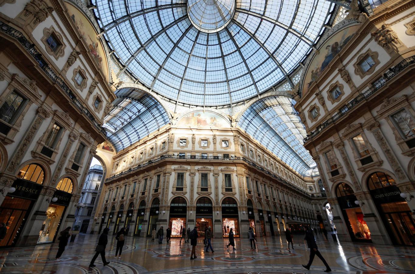 La gente camina por el centro comercial Galleria Vittorio Emanuele II, medio vacío, mientras un brote de coronavirus en el norte de Italia continúa creciendo.