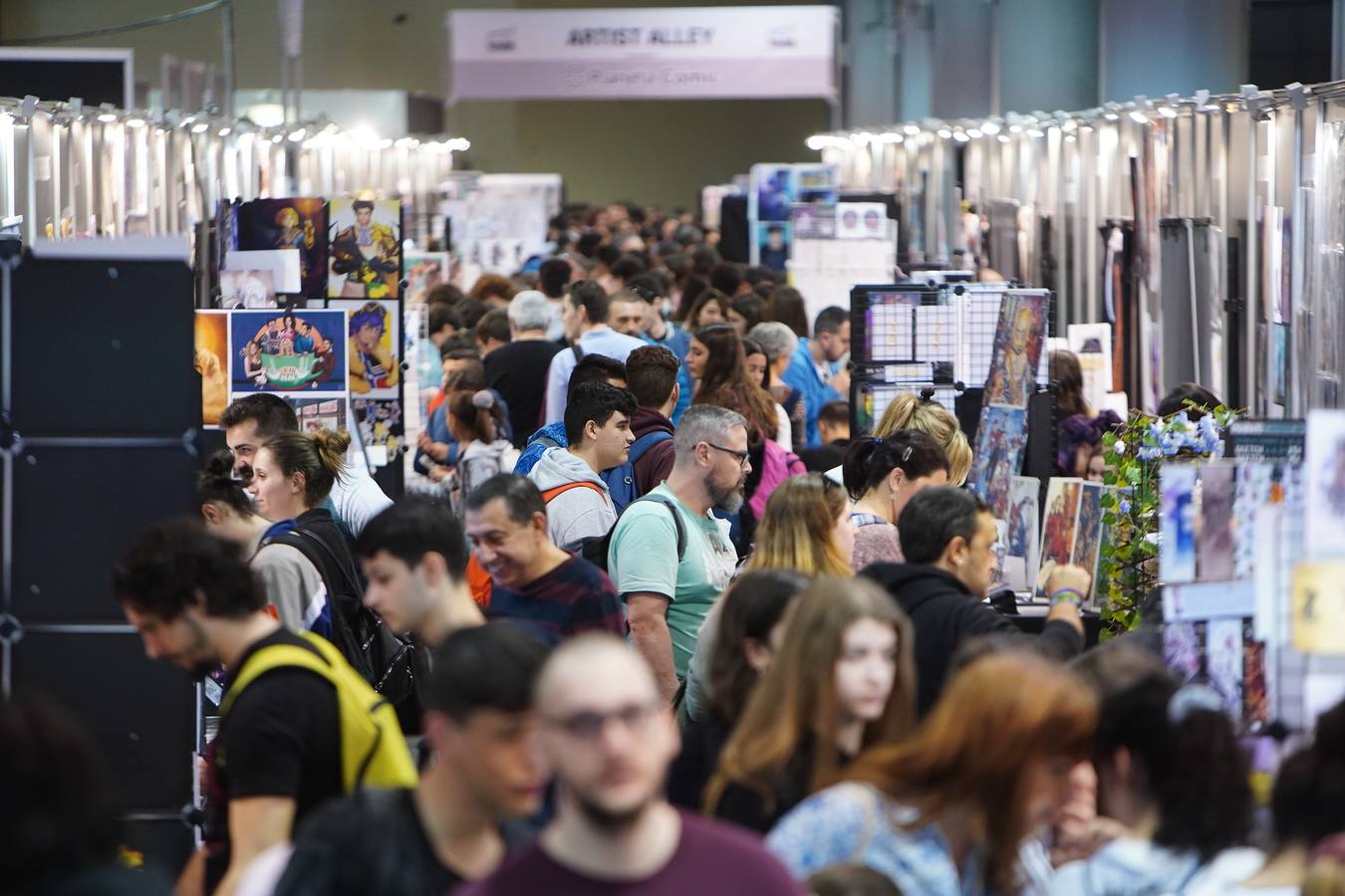 Cientos de personas en la apertura del Salón del Cómic de València, que reúne a 211 firmas expositoras, 120 autores de cómic e ilustración y un centenar de actividades, charlas y talleres infantiles.