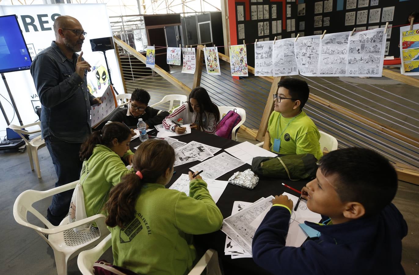 Cientos de personas en la apertura del Salón del Cómic de València, que reúne a 211 firmas expositoras, 120 autores de cómic e ilustración y un centenar de actividades, charlas y talleres infantiles.