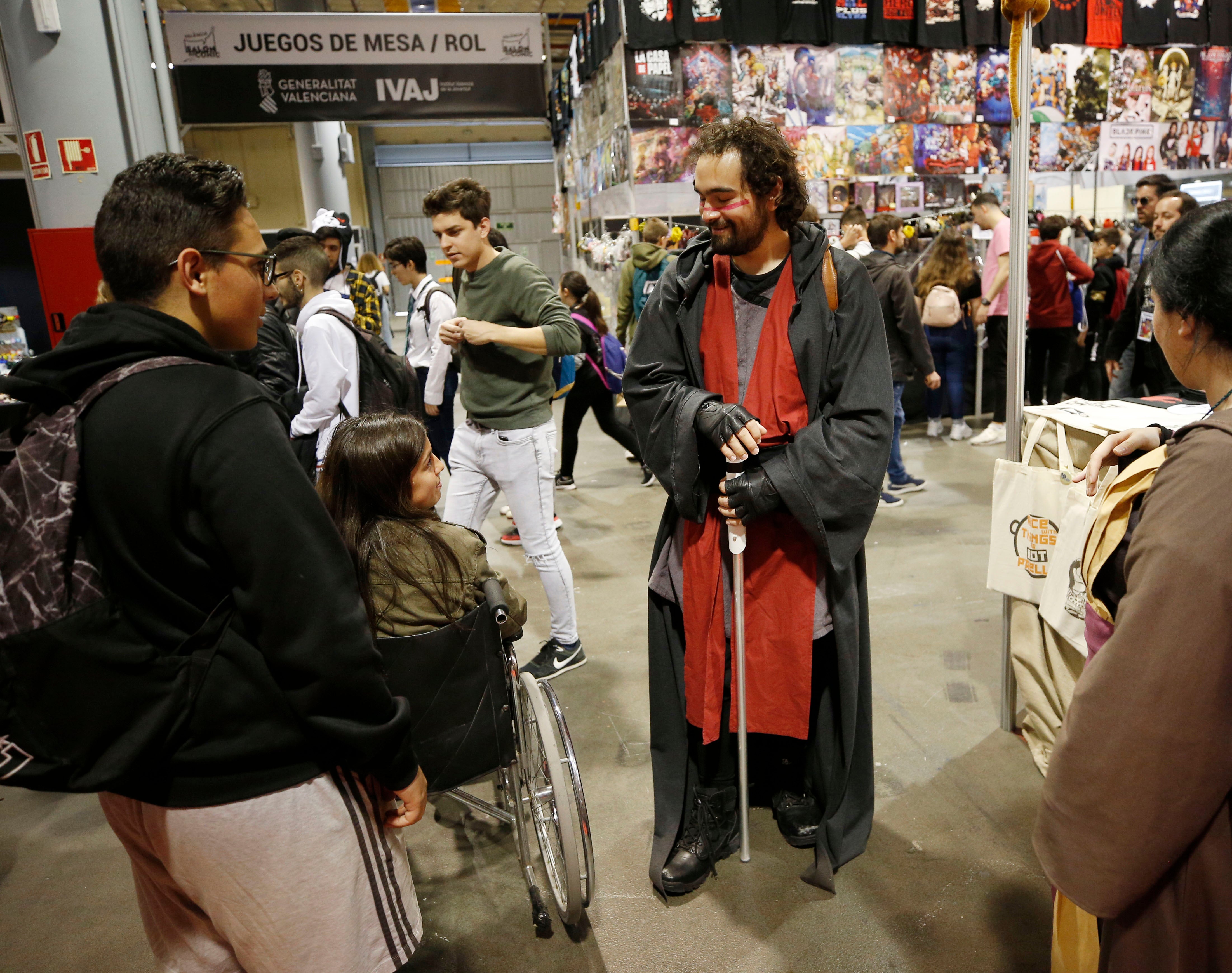 Cientos de personas en la apertura del Salón del Cómic de València, que reúne a 211 firmas expositoras, 120 autores de cómic e ilustración y un centenar de actividades, charlas y talleres infantiles.