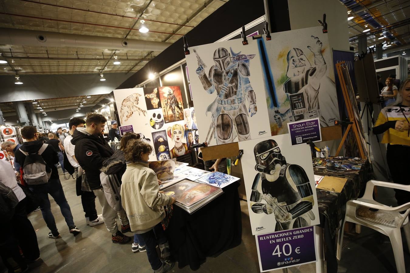 Cientos de personas en la apertura del Salón del Cómic de València, que reúne a 211 firmas expositoras, 120 autores de cómic e ilustración y un centenar de actividades, charlas y talleres infantiles.