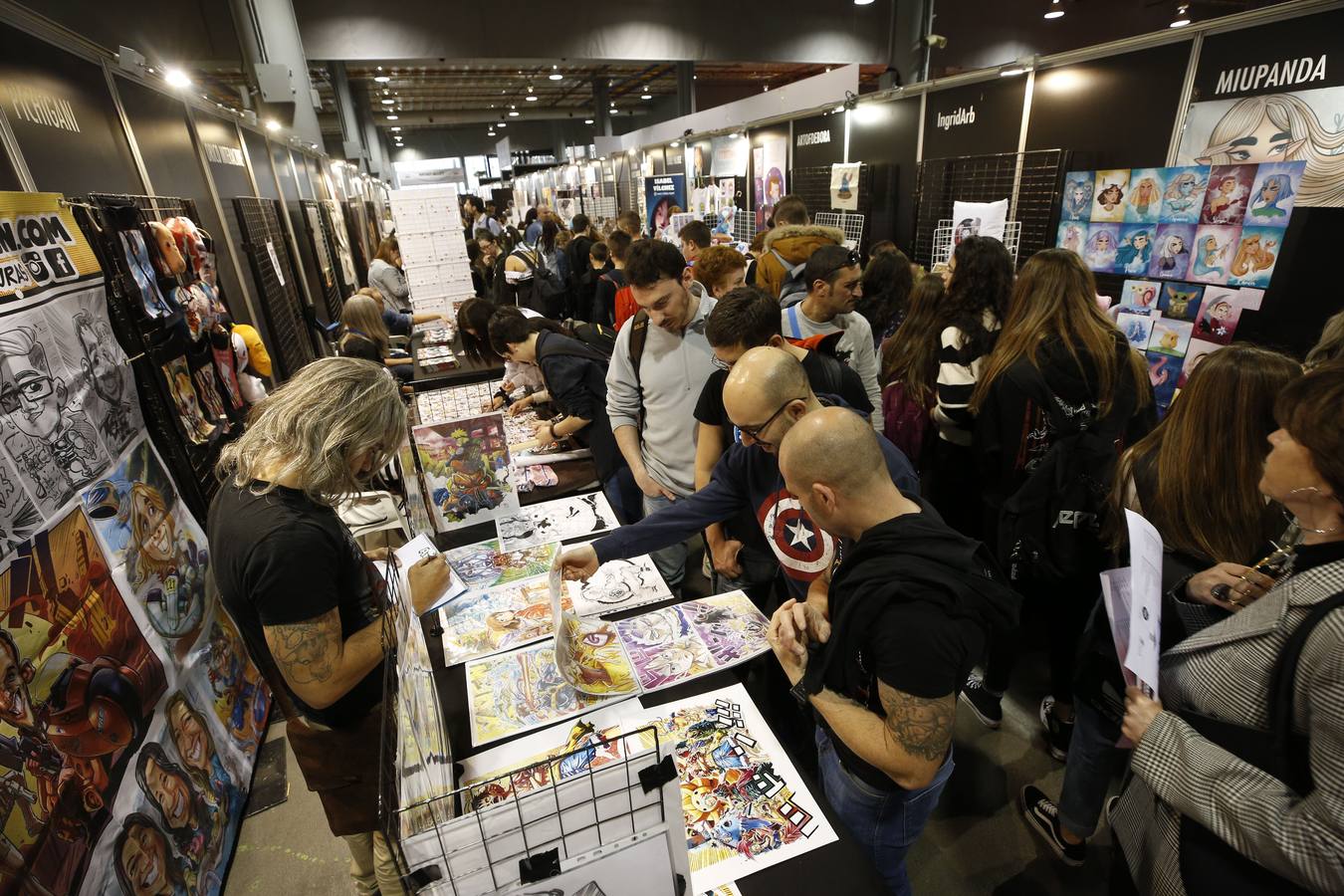 Cientos de personas en la apertura del Salón del Cómic de València, que reúne a 211 firmas expositoras, 120 autores de cómic e ilustración y un centenar de actividades, charlas y talleres infantiles.