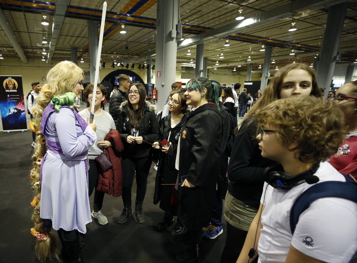 Cientos de personas en la apertura del Salón del Cómic de València, que reúne a 211 firmas expositoras, 120 autores de cómic e ilustración y un centenar de actividades, charlas y talleres infantiles.