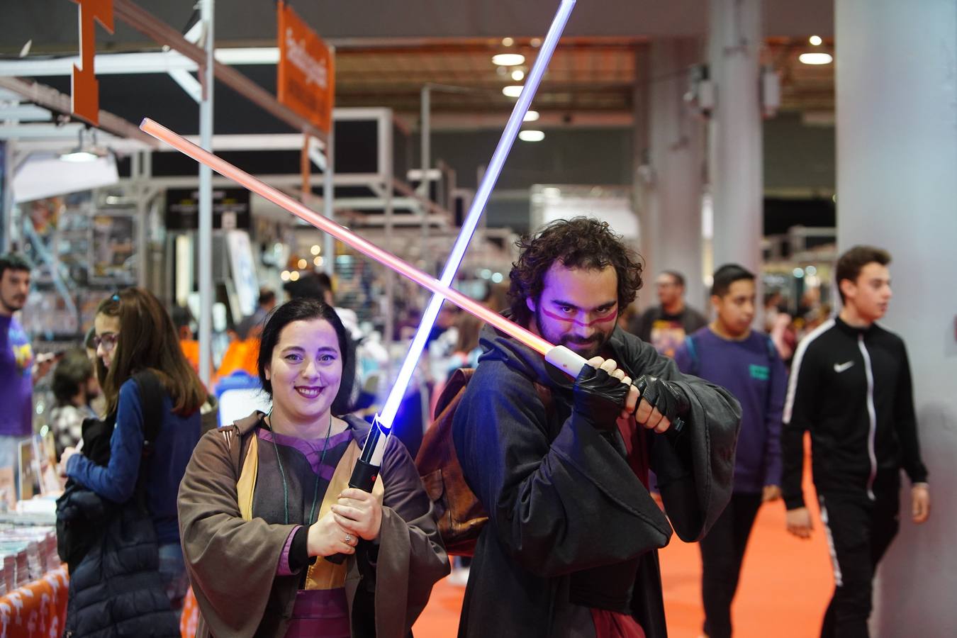 Cientos de personas en la apertura del Salón del Cómic de València, que reúne a 211 firmas expositoras, 120 autores de cómic e ilustración y un centenar de actividades, charlas y talleres infantiles.