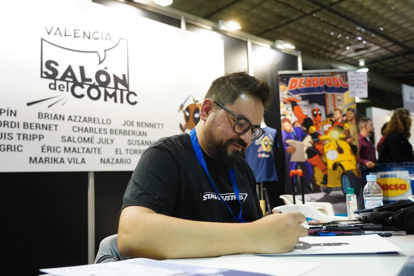 Cientos de personas en la apertura del Salón del Cómic de València, que reúne a 211 firmas expositoras, 120 autores de cómic e ilustración y un centenar de actividades, charlas y talleres infantiles.