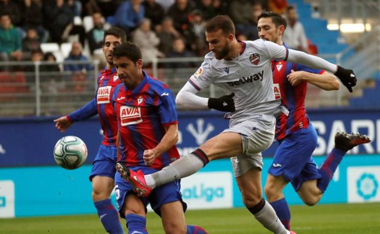 Borja Mayoral junto al centro centrocampista Escalante.