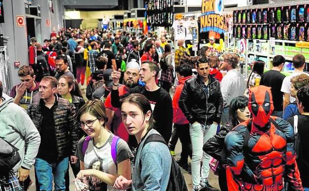 Asistentes a la segunda jornada del Salón del Cómic. 