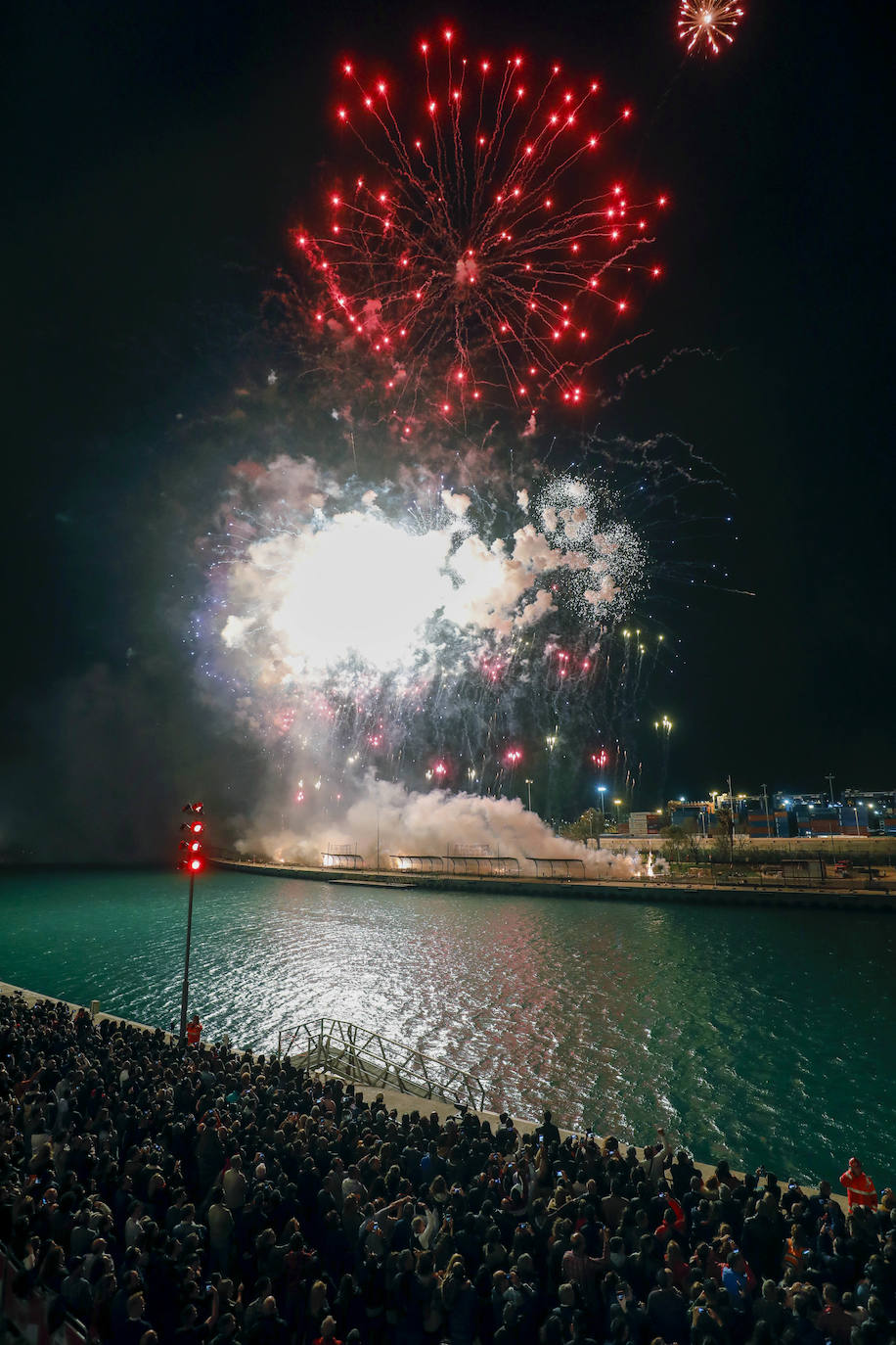 El espectáculo pirotécnico de Ricardo Caballer patrocinado por Amstel ha llenado hasta la bandera las instalaciones de la Marina. Finalmente el disparo se ha podido llevar adelante sólo con la parte del castillo multicolor y, tal como ya temía el pirotécnico días antes, se tuvo que suspender el disparo de una mascletà vertical que se tenía que montar sobre una grúa por las rachas de viento.