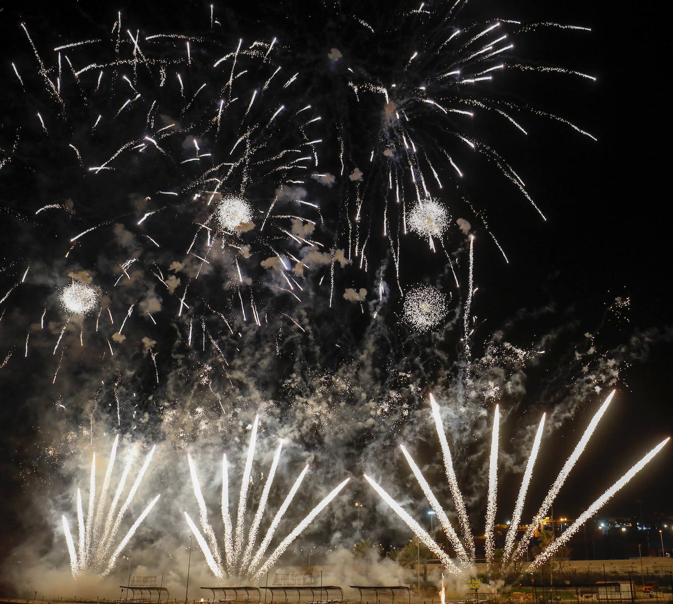 El espectáculo pirotécnico de Ricardo Caballer patrocinado por Amstel ha llenado hasta la bandera las instalaciones de la Marina. Finalmente el disparo se ha podido llevar adelante sólo con la parte del castillo multicolor y, tal como ya temía el pirotécnico días antes, se tuvo que suspender el disparo de una mascletà vertical que se tenía que montar sobre una grúa por las rachas de viento.