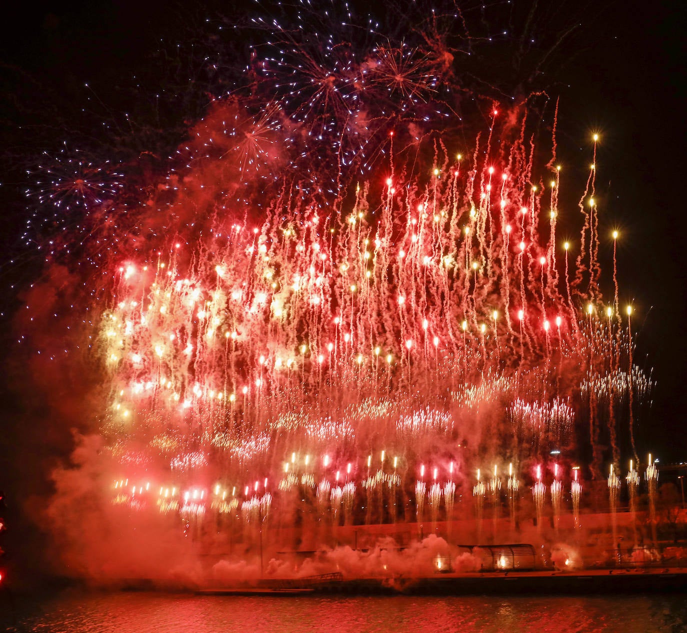 El espectáculo pirotécnico de Ricardo Caballer patrocinado por Amstel ha llenado hasta la bandera las instalaciones de la Marina. Finalmente el disparo se ha podido llevar adelante sólo con la parte del castillo multicolor y, tal como ya temía el pirotécnico días antes, se tuvo que suspender el disparo de una mascletà vertical que se tenía que montar sobre una grúa por las rachas de viento.