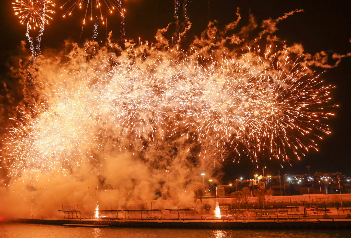 El espectáculo pirotécnico de Ricardo Caballer patrocinado por Amstel ha llenado hasta la bandera las instalaciones de la Marina. Finalmente el disparo se ha podido llevar adelante sólo con la parte del castillo multicolor y, tal como ya temía el pirotécnico días antes, se tuvo que suspender el disparo de una mascletà vertical que se tenía que montar sobre una grúa por las rachas de viento.