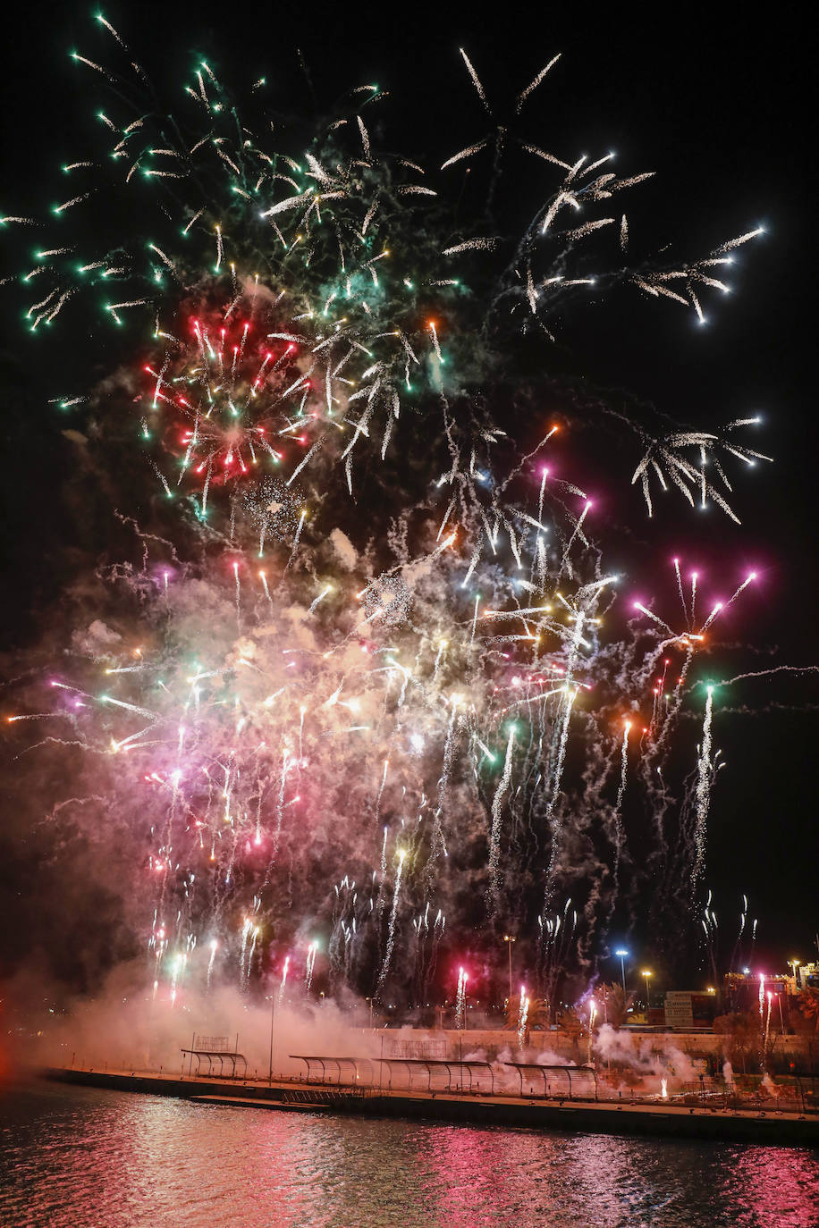 El espectáculo pirotécnico de Ricardo Caballer patrocinado por Amstel ha llenado hasta la bandera las instalaciones de la Marina. Finalmente el disparo se ha podido llevar adelante sólo con la parte del castillo multicolor y, tal como ya temía el pirotécnico días antes, se tuvo que suspender el disparo de una mascletà vertical que se tenía que montar sobre una grúa por las rachas de viento.