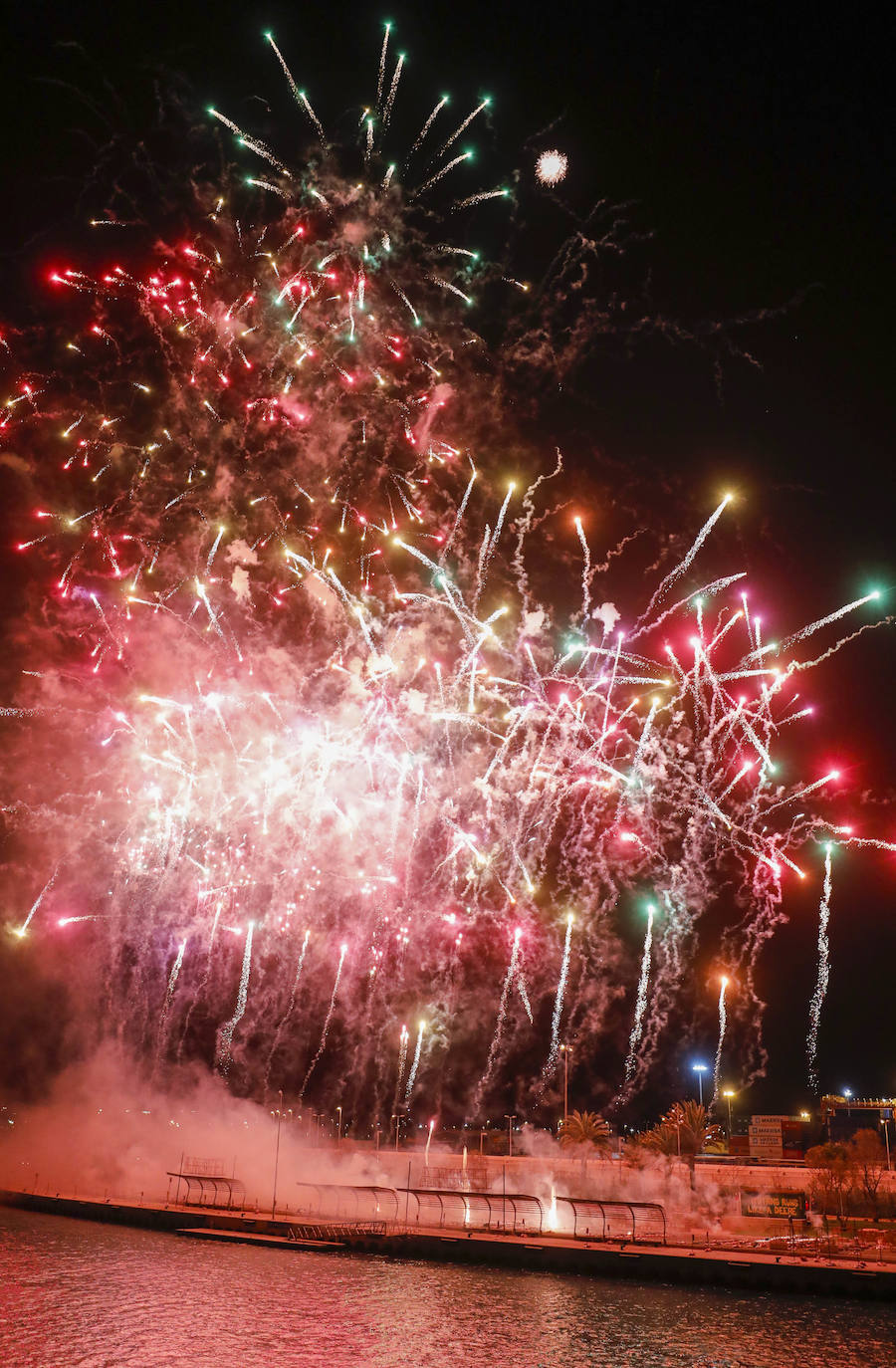 El espectáculo pirotécnico de Ricardo Caballer patrocinado por Amstel ha llenado hasta la bandera las instalaciones de la Marina. Finalmente el disparo se ha podido llevar adelante sólo con la parte del castillo multicolor y, tal como ya temía el pirotécnico días antes, se tuvo que suspender el disparo de una mascletà vertical que se tenía que montar sobre una grúa por las rachas de viento.