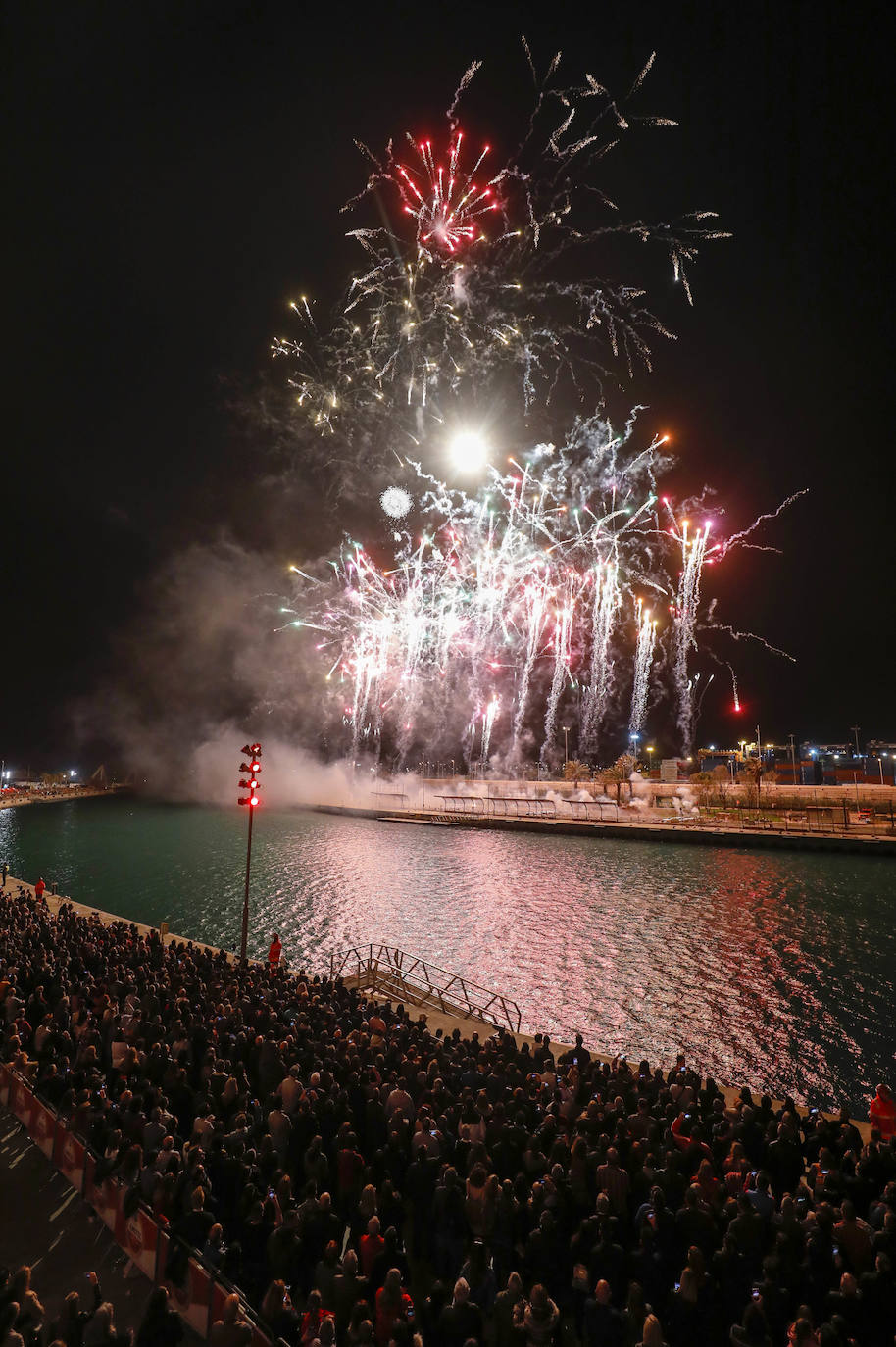 El espectáculo pirotécnico de Ricardo Caballer patrocinado por Amstel ha llenado hasta la bandera las instalaciones de la Marina. Finalmente el disparo se ha podido llevar adelante sólo con la parte del castillo multicolor y, tal como ya temía el pirotécnico días antes, se tuvo que suspender el disparo de una mascletà vertical que se tenía que montar sobre una grúa por las rachas de viento.