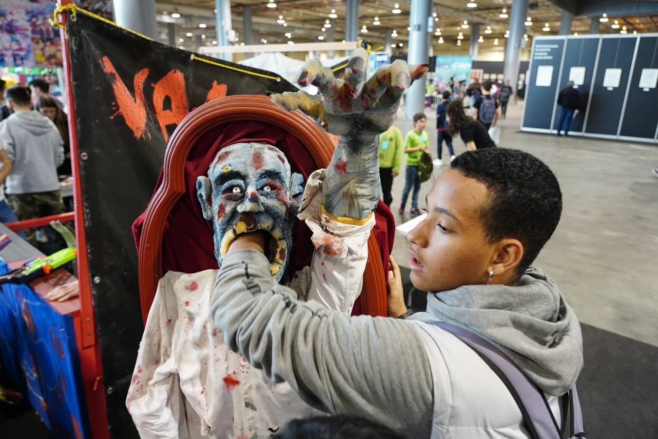 Cientos de personas en la apertura del Salón del Cómic de València, que reúne a 211 firmas expositoras, 120 autores de cómic e ilustración y un centenar de actividades, charlas y talleres infantiles.