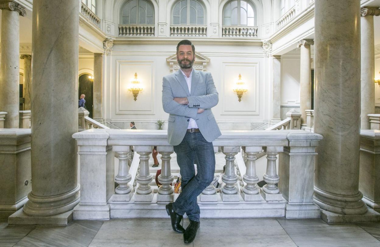 Carlos Galiana en el interior del Ayuntamiento. damián torres