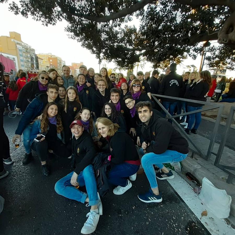 Falleros de El Mercat de Xàtiva han llegado con dos autobuses.