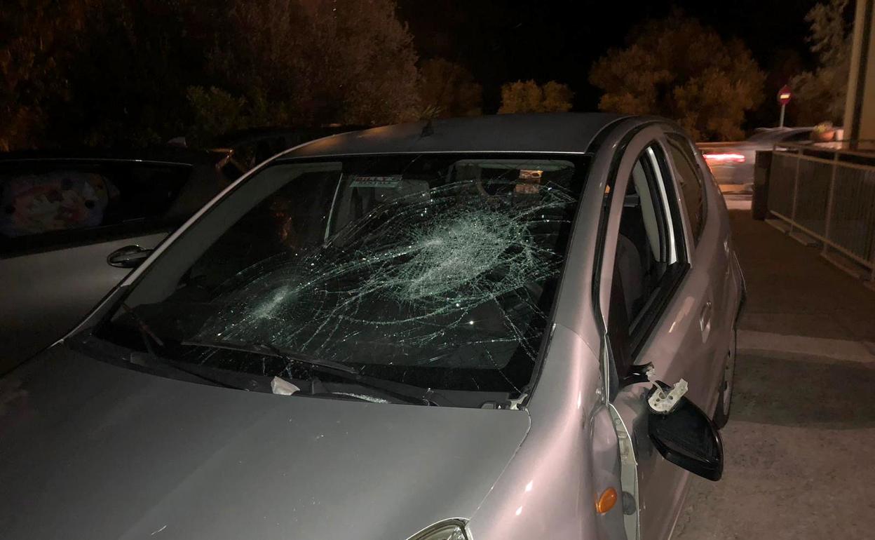 El coche de Zaporeak en el que viajaban voluntarios y la periodista de El Diario Vasco quedó destrozado con las lunas rotas.