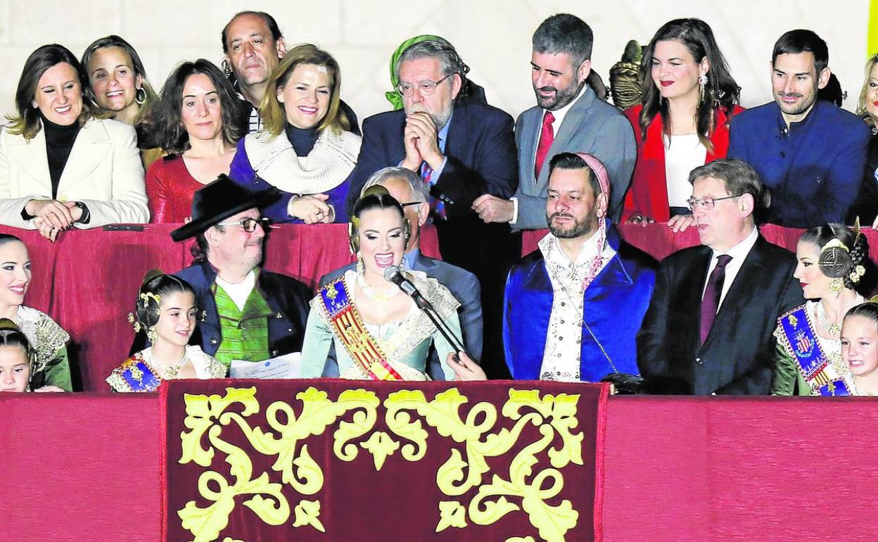 Discurso de Consuelo Llobell en la Crida, ante la atenta mirada de Ximo Puig, Joan Ribó y los concejales del Ayuntamiento y las componentes de las cortes.