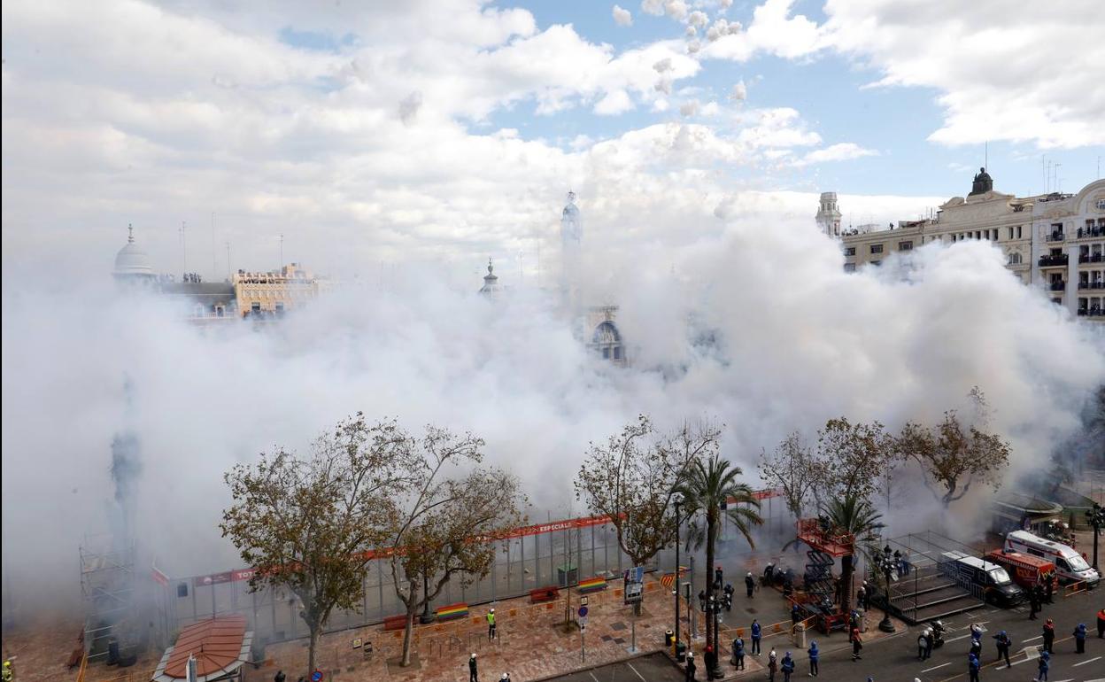 Mascletà de este domingo en la plaza del Ayuntamiento.