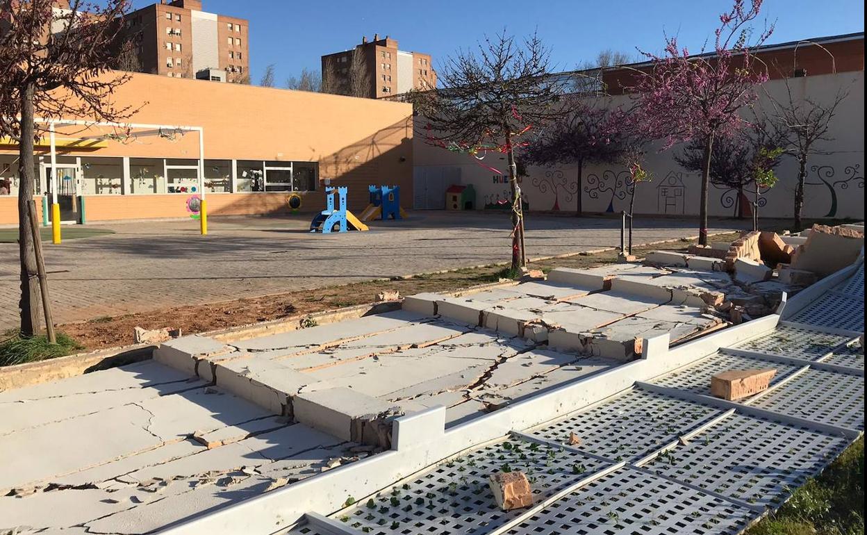 Muro del colegio en el suelo. 