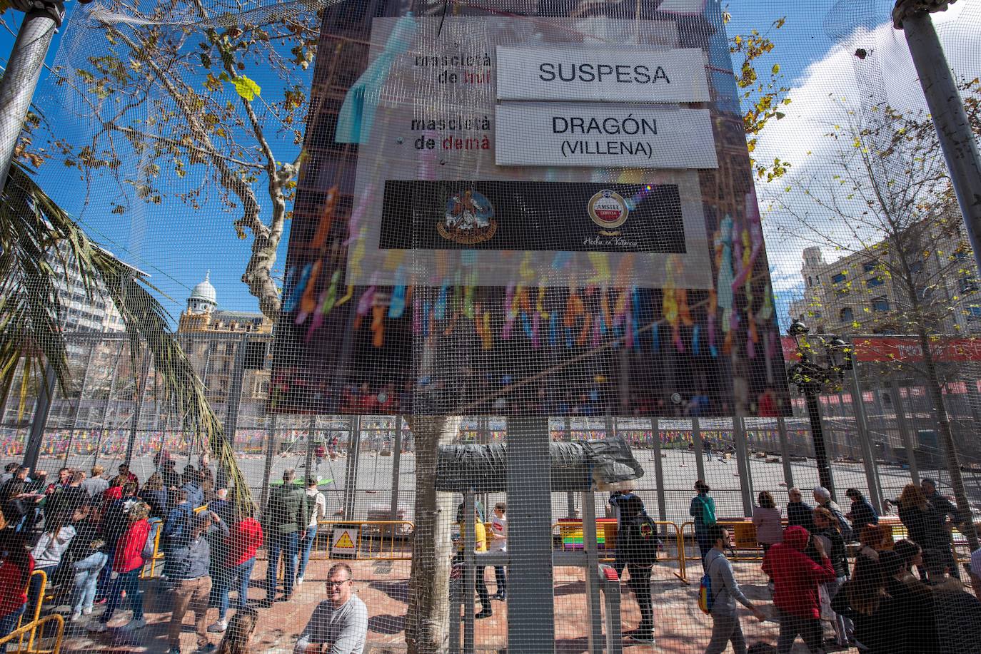 La mascletà prevista este lunes en la Plaza del Ayuntamiento de Valencia dentro del calendario de las Fallas de 2020 ha sido suspendida por el fuerte viento que sopla en la ciudad. El disparo, el segundo de las fiestas de este año, corría a cargo de la Pirotècnia Tamarit.