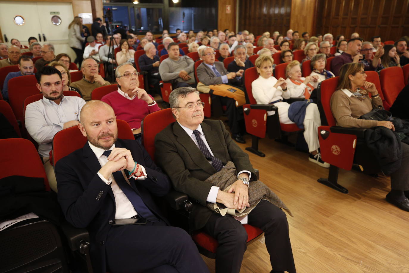 Una nueva edición del espacio Aula LAS PROVINCIAS ha llenado este martes el salón de actos del Ateneo Mercantil de Valencia. La tradicional cita en torno a la feria taurina de Fallas ha sido un adelanto del encuentro entre diestros que el día 16 se verá en la plaza de toros. Un mano a mano de salón protagonizado por los diestros Enrique Ponce y Pablo Aguado acompañados en la mesa de conversación por el crítico taurino de LAS PROVINCIAS, José Luis Benlloch, y Nacho Lloret, gerente del coso de la calle Xàtiva.