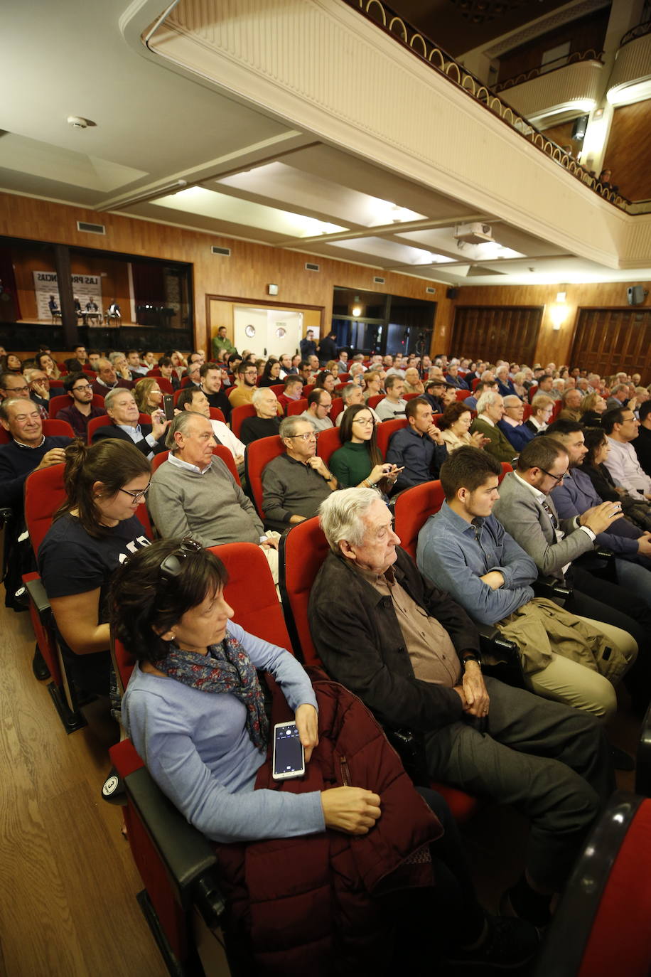 Una nueva edición del espacio Aula LAS PROVINCIAS ha llenado este martes el salón de actos del Ateneo Mercantil de Valencia. La tradicional cita en torno a la feria taurina de Fallas ha sido un adelanto del encuentro entre diestros que el día 16 se verá en la plaza de toros. Un mano a mano de salón protagonizado por los diestros Enrique Ponce y Pablo Aguado acompañados en la mesa de conversación por el crítico taurino de LAS PROVINCIAS, José Luis Benlloch, y Nacho Lloret, gerente del coso de la calle Xàtiva.