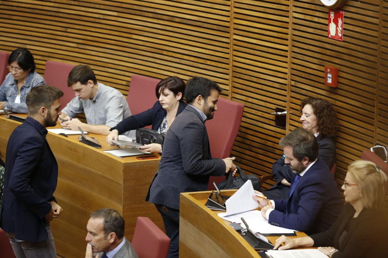 El conseller de Educación, Vicent Marzà, durante un pleno de Les Corts. jesús signes