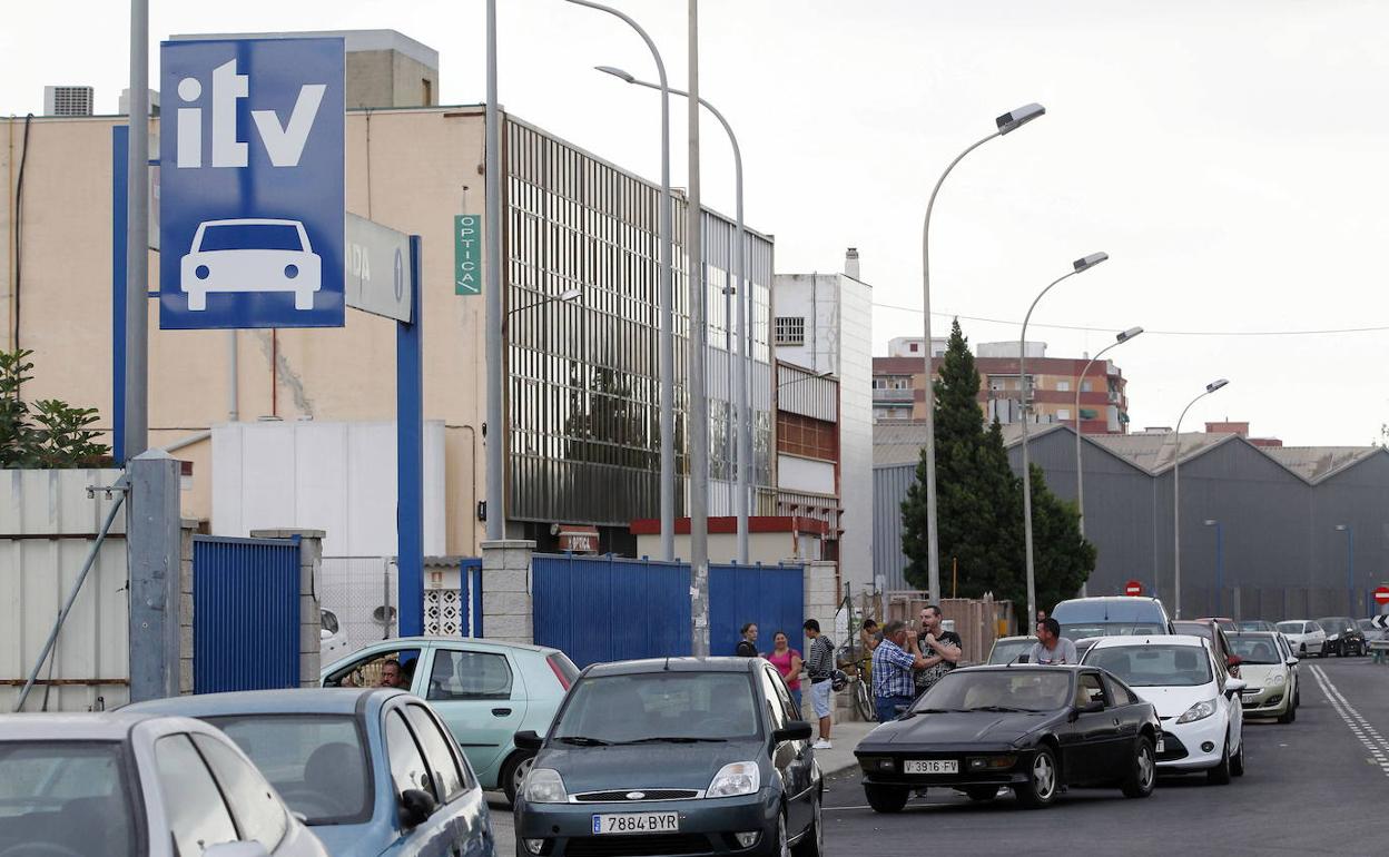 Vehículos a la espera de pasar la ITV. 